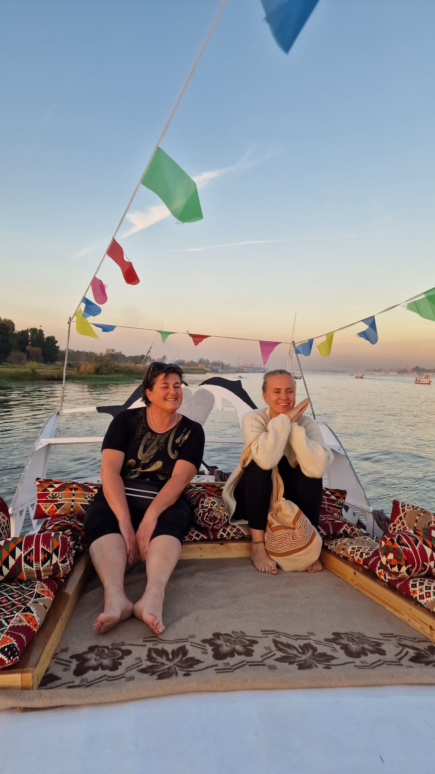 Carmen + Franzi auf dem Nil