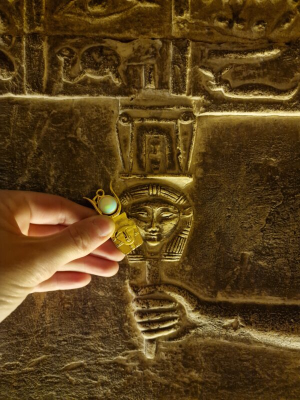 Hathor Anhänger Gold mit Opal – Bild 3