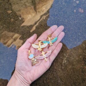 Sekhmet Silber, vergoldet. Regenbogen Opal