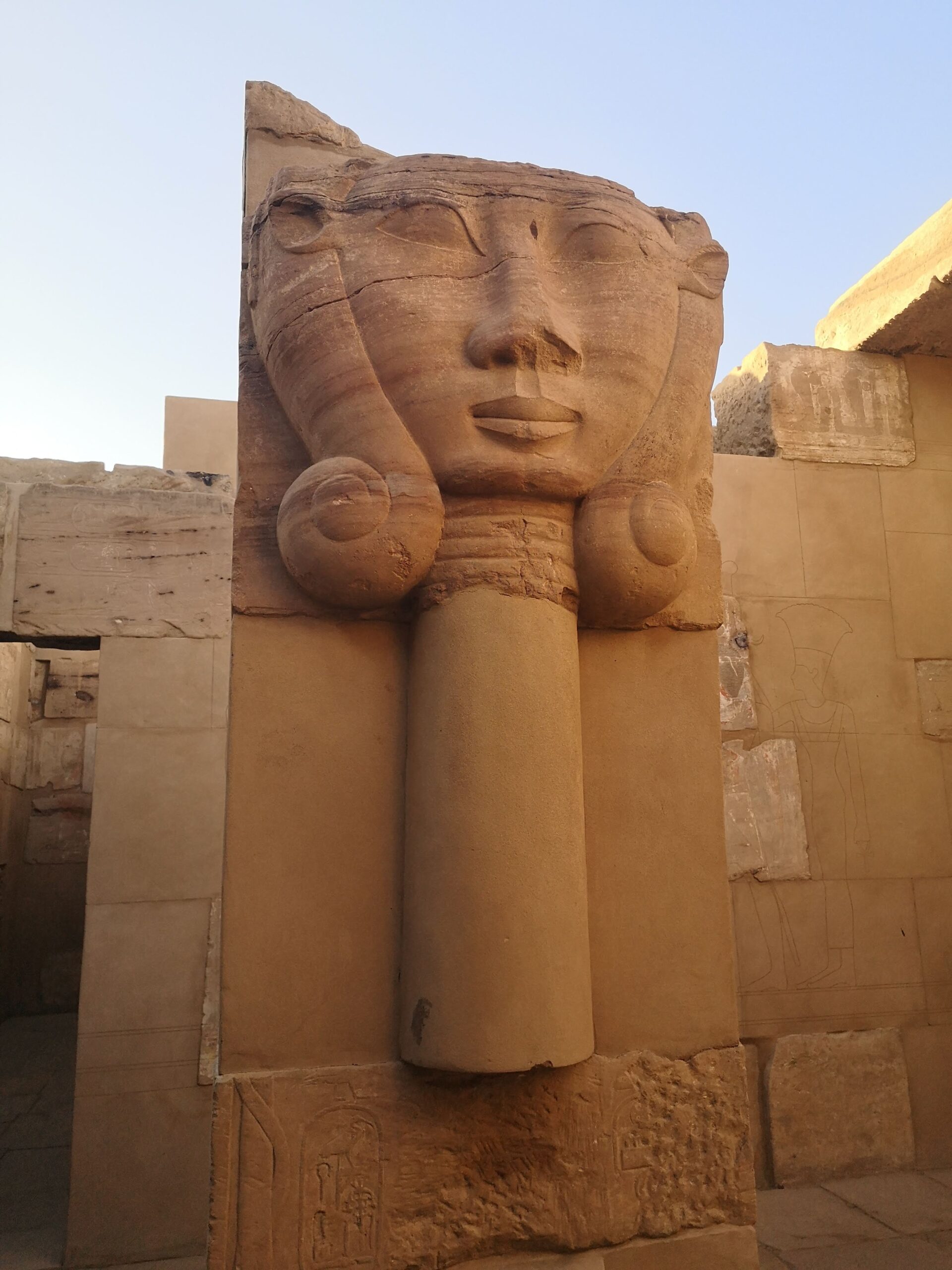 Hathor Anhänger Gold mit Opal – Bild 3