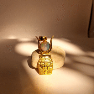Hathor Anhänger Gold mit Opal
