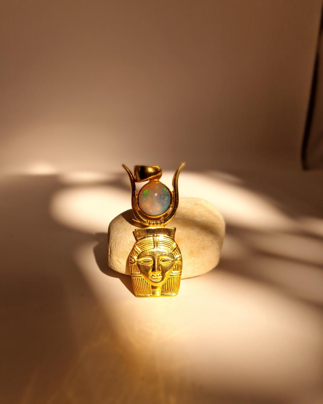 Hathor Anhänger Gold mit Opal