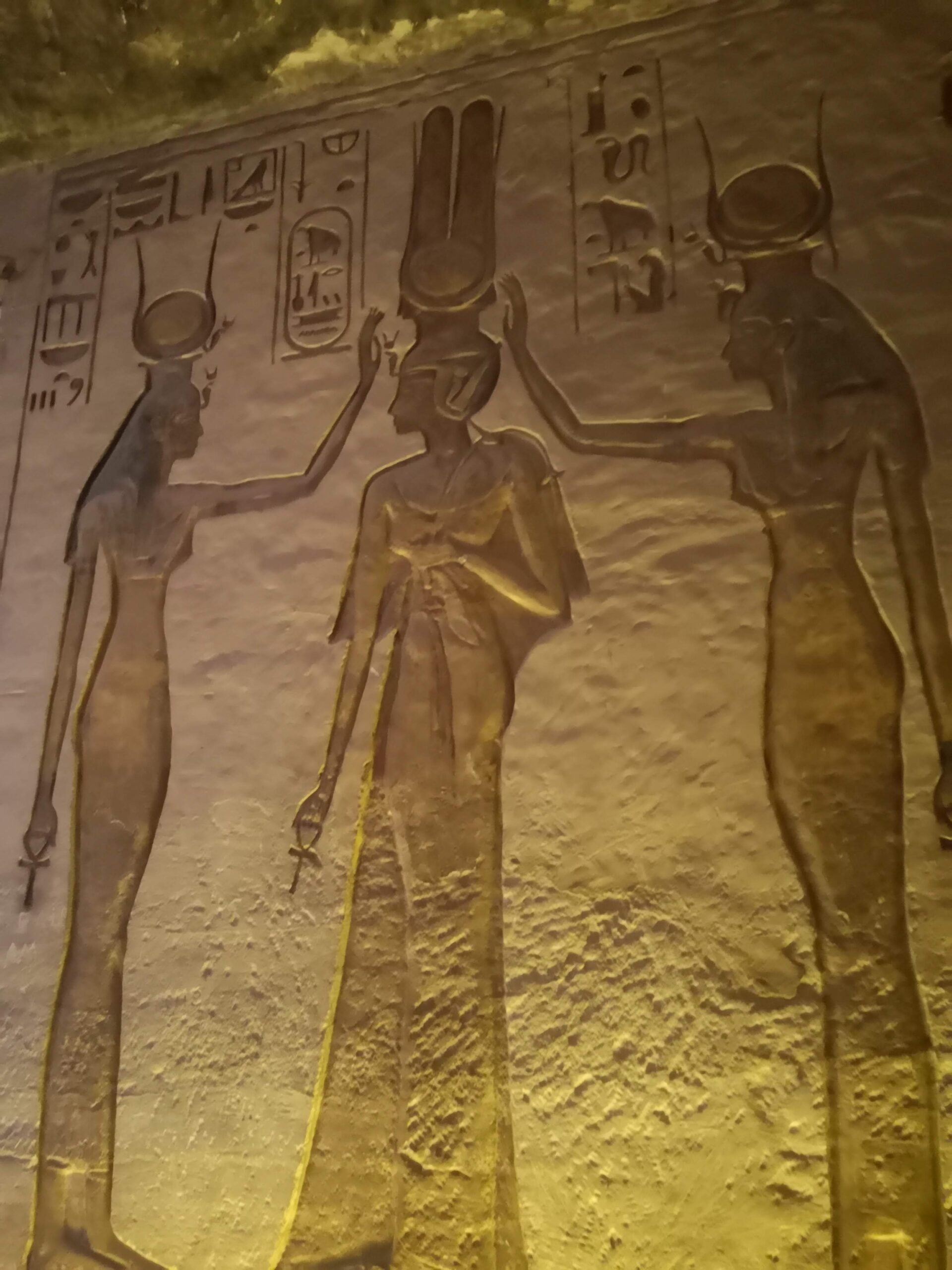 Hathor und Isis segnen die Königin
